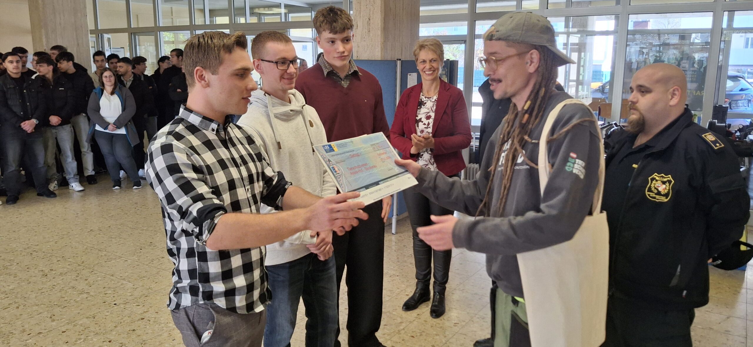 Spendenübergang von Schulsprecher Fabian Führer an den Vertreter des Östereichischen Tierschutzvereins Alfred Kofler