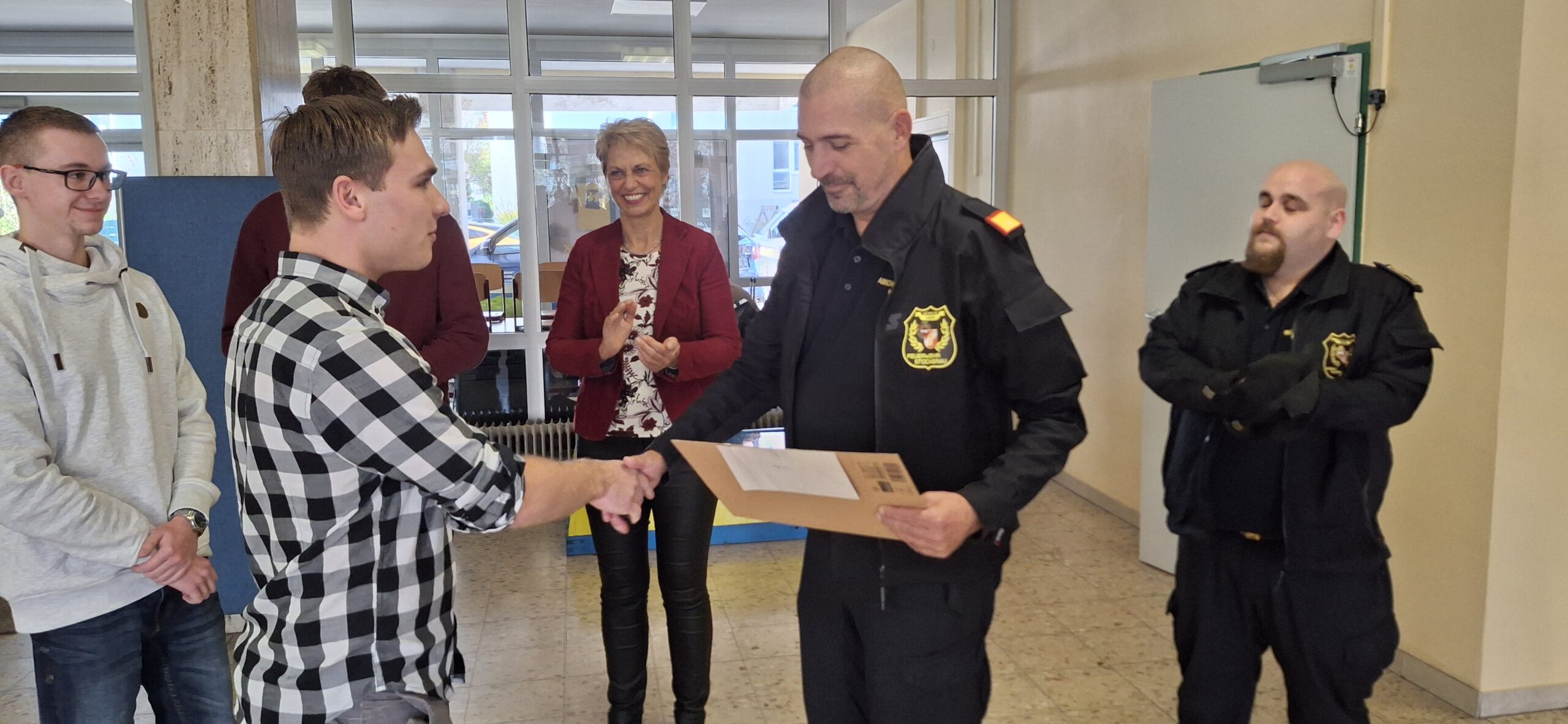 Spendenübergang von Schulsprecher, Fabian Führer an die Vertreter der Freiwillige Feuerwehr Stockerau