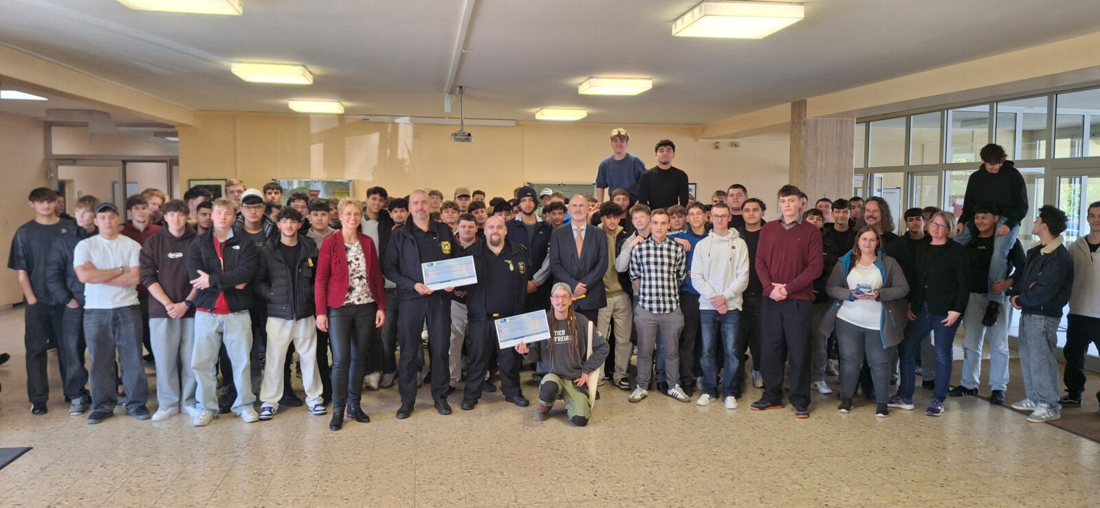 Gruppenbild der Spendenübergabe in der Aula der LBS Eggenburg - Standort Stockerau