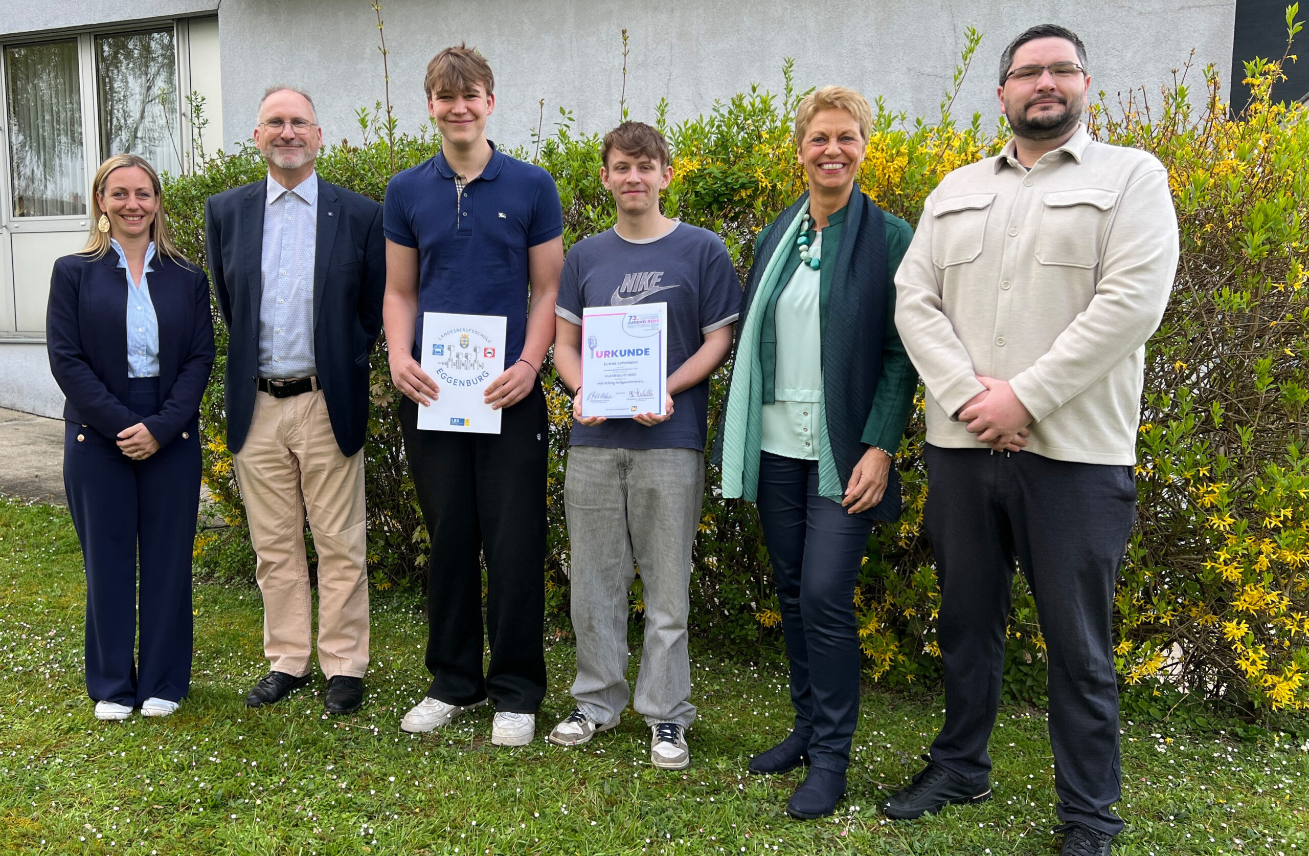 v.l. Prof. Cornelia Grillmayer, Standortleiter Vtl. Dipl.-Päd. Mst. Thomas Natschläger, BEd, Schüler Elias Runda & Lukas Lehmann, Berufsschuldirektorin Dipl.-Päd. Mag. Belinda Kalab, BEd, Prof. Gregor Dittrich