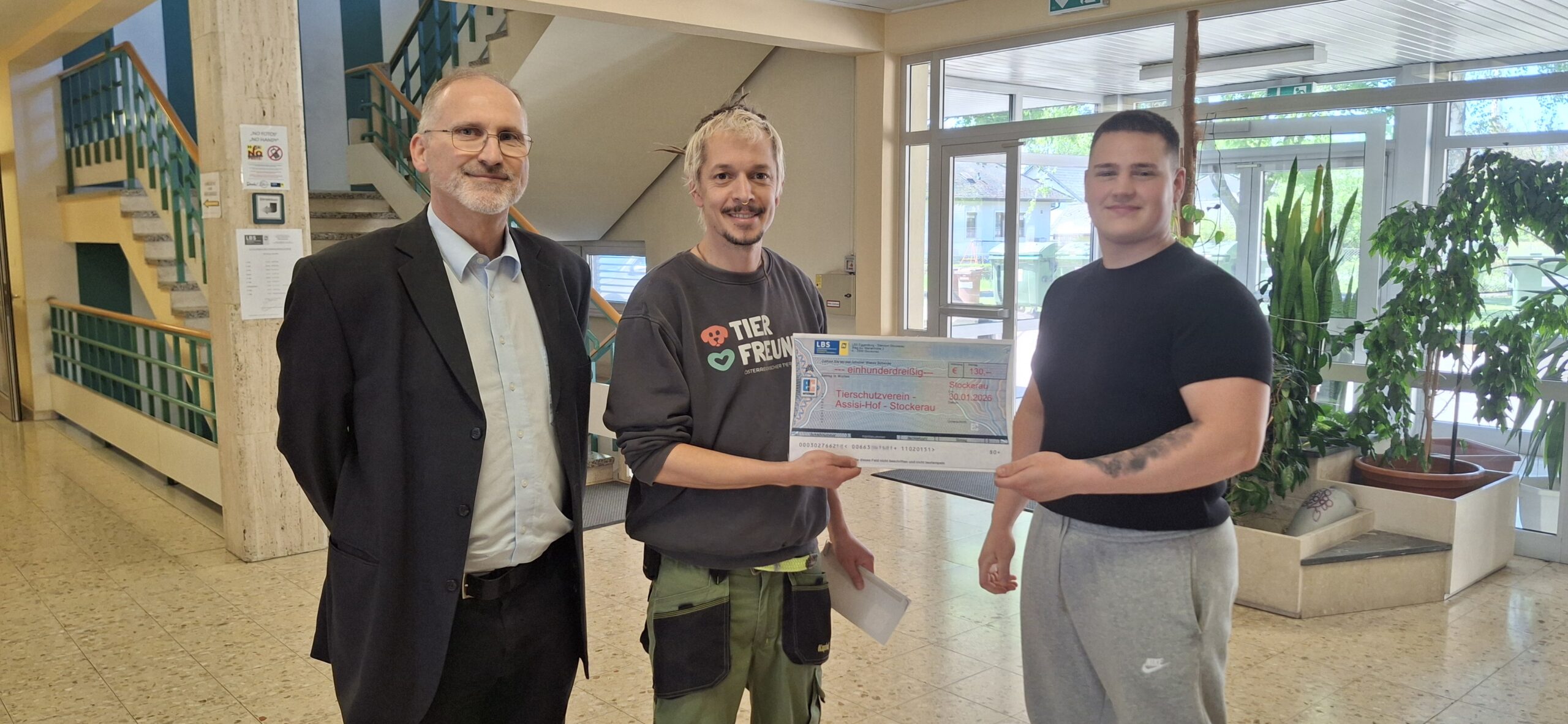 Spendenübergabe von Schulsprecher Aleksa Markovic an den Leiter der Tierpflege vom Assisi-Hof Stockerau Alfred Kofler. 