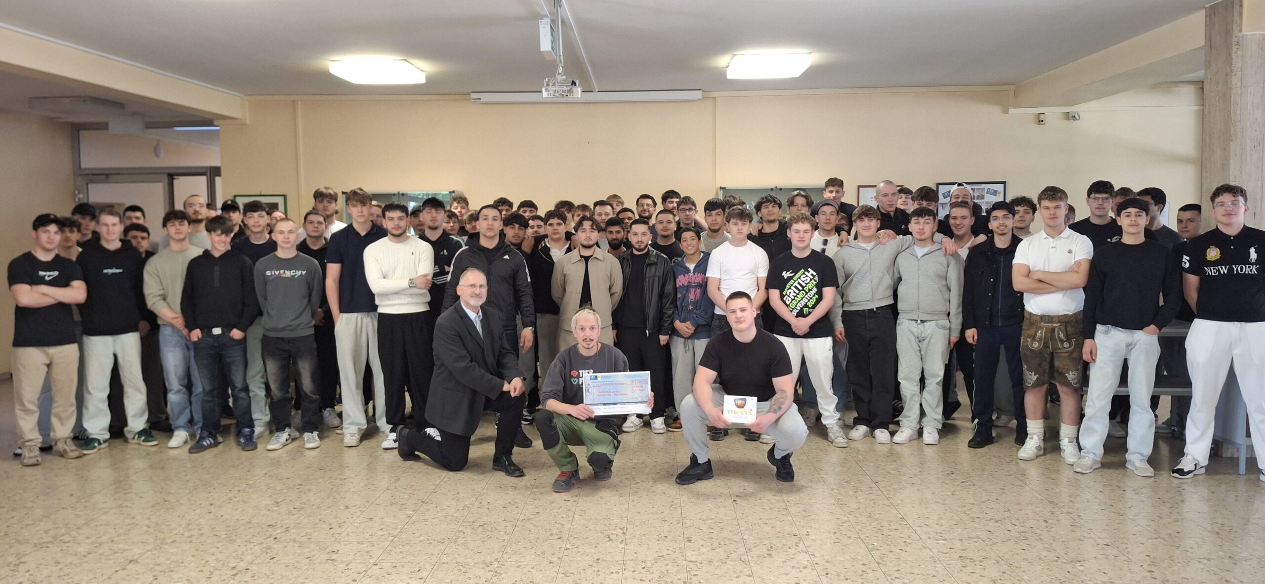 Gruppenfoto der Spendeübergang an den Leiter der Tierpflege vom Assisi-Hof Stockerau von den Schülerinnen und Schüler des 3. Lehrgangs der LBS Eggenburg - Standort Stockerau