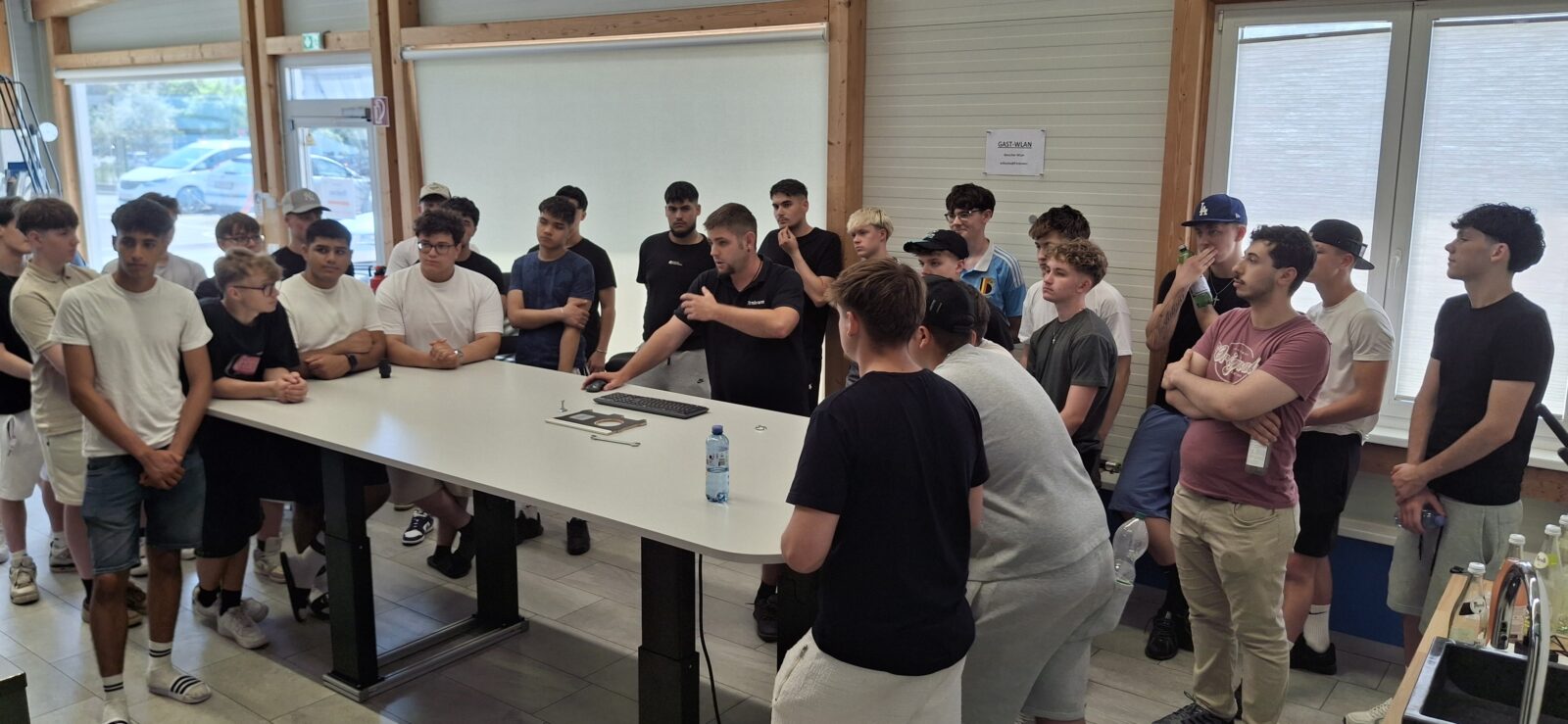 Herr Philip Jaux und Schüler der 1.Klasse während einer Präsentation über bereits erfolgte Fahrzeugumbauten der Firma Firnkranz