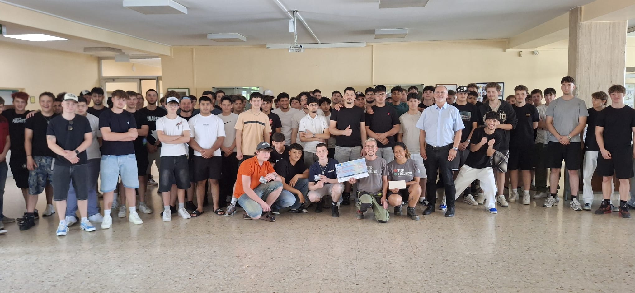 Gruppenfoto der Spendeübergang an den Leiter der Tierpflege vom Assisi-Hof Stockerau von den Schülerinnen und Schüler des 4. Lehrgangs der LBS Eggenburg - Standort Stockerau